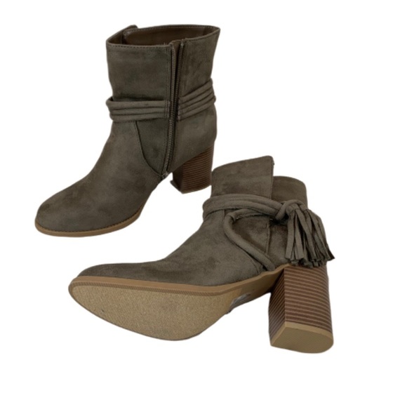 Soda Shoes - Suede zip up booties nwot size 10